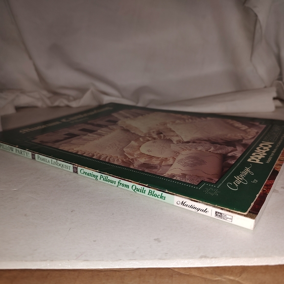 Lot of 2 Pillow quilting books: Pillow Party!, Museum Candlewicking Pillows GC S - Picture 3 of 8